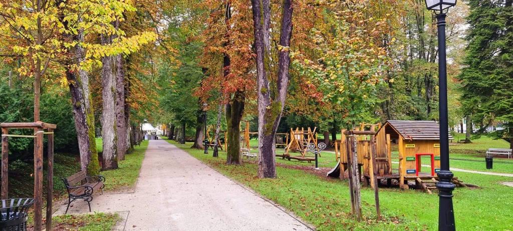 Dětské hřiště a workout hřiště v lázeňském parku.