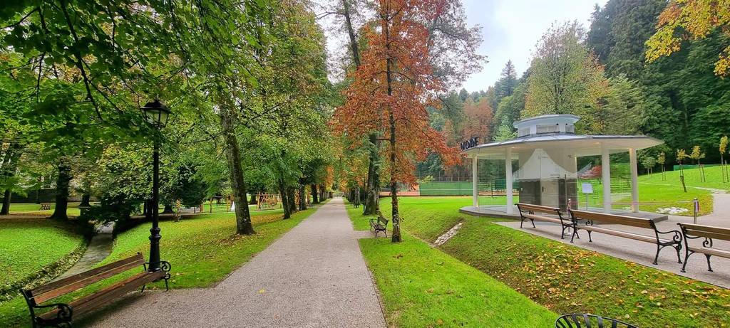 Altánek s pramenem termální vody v lázeňském parku.