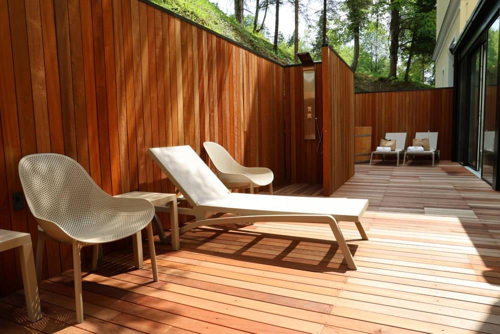 Venkovní odpočinková zóna u saunového světa.
