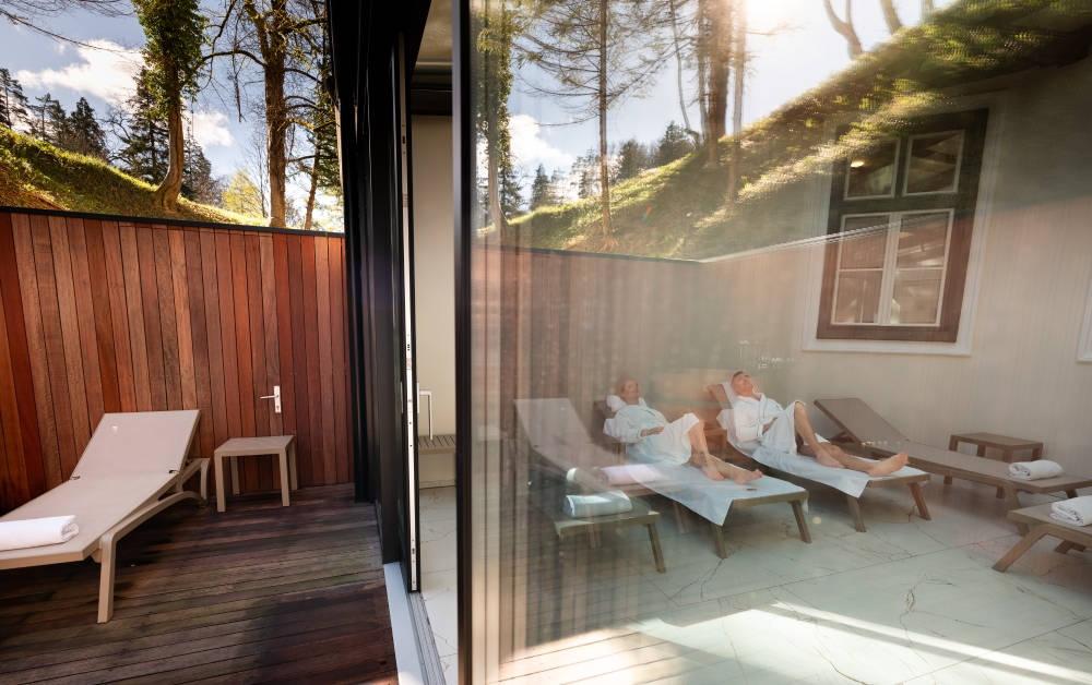 Venkovní odpočinková zóna u saunového světa.