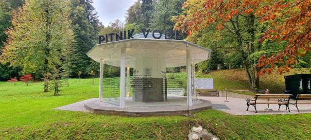 Altánek s pramenem termální vody.