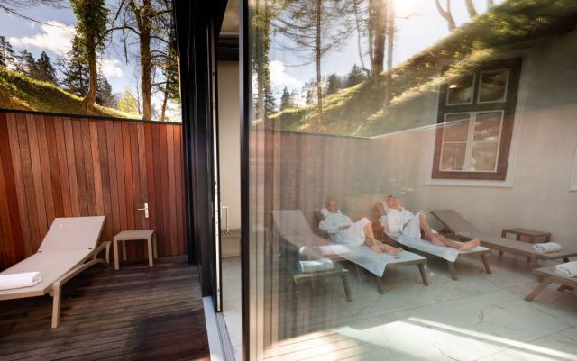 Venkovní odpočinková zóna u saunového světa.