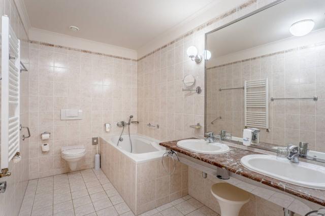 Junior Suite hygienické zařízení s vanou.