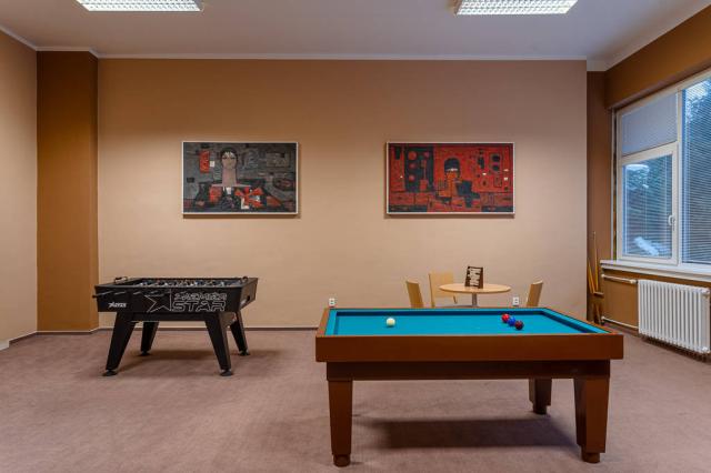 Biliár a stolní fotbálek.