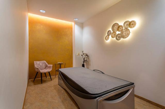 Balneocentrum masážní lůžko.