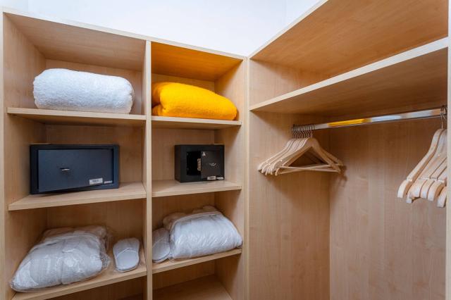 Apartmá prostor na odkládání šatů, trezor, župany.