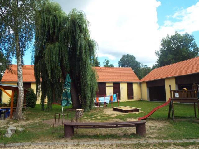 Dvůr penzionu.