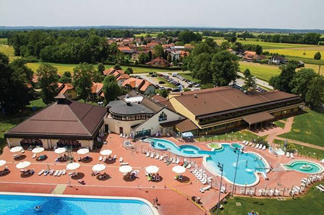 Terme Banovci areál Zeleni Gaj hotel, prázdninové domky a bazén