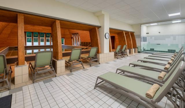 Odpočívárna s lehátky wellness centrum.