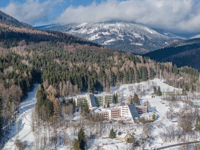 Resort Dlouhé stráně zima exterier.