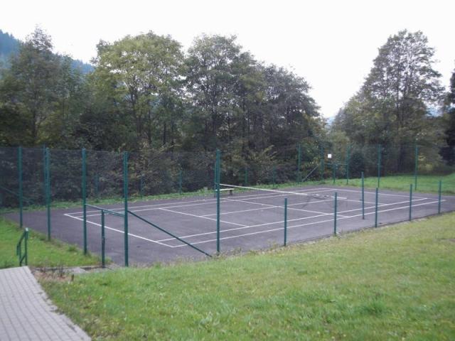 Hřiště na tenis a míčové hry.