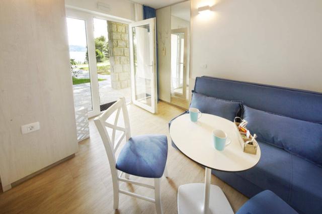Apartmán obývací pokoj s gaučem.