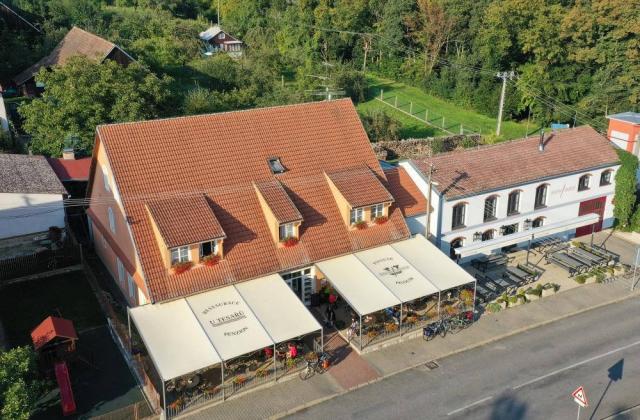 Penzion s minipivovarem shora.