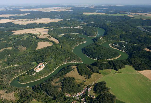 Hrad Bítov a vodní nádrž Vranov na Dyji.