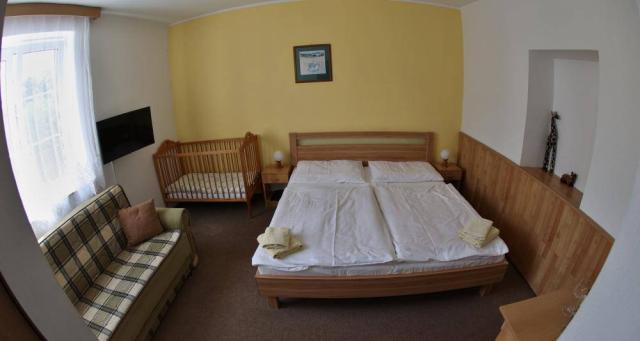 Pokoj 2-lůžkový manželská postel, rozkládací gauč, dětská postý
