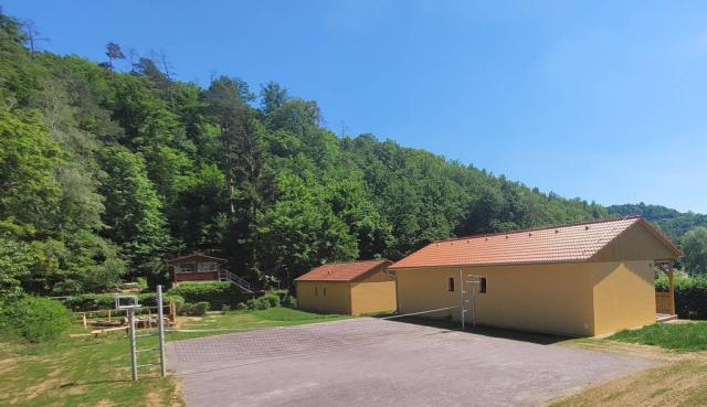 Hřiště na volejbal a nohejbal.