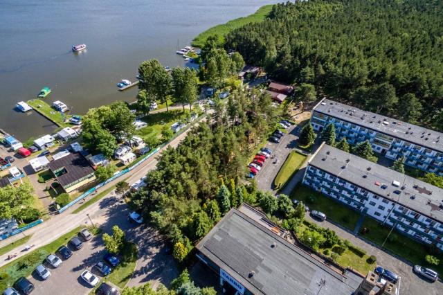 Parkoviště a jezero Bukowo.