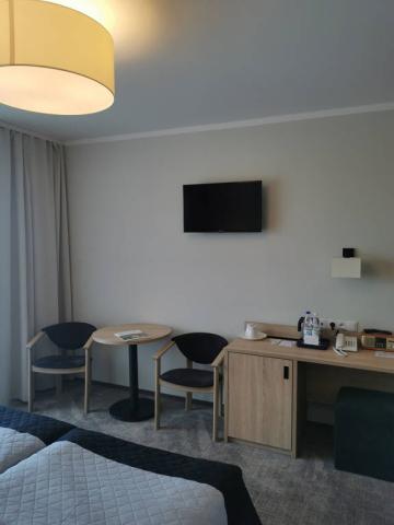 Pokoj 2-lůžkový manželská postel,stolek, TV.