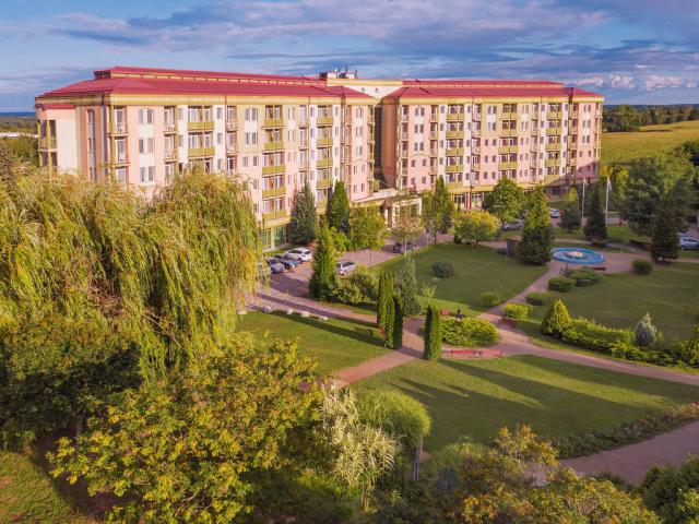Hotel zadní budova s apartmány.