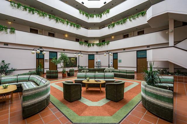 Hotelové atrium a lobby.