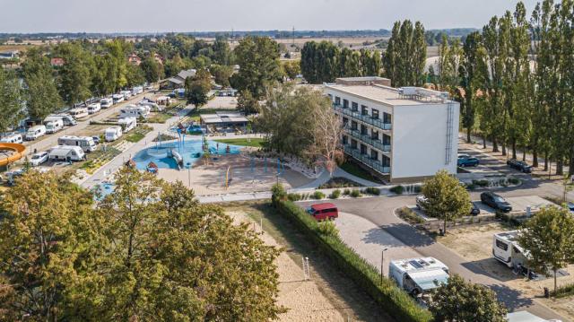 Hotel a okolí, parkování.