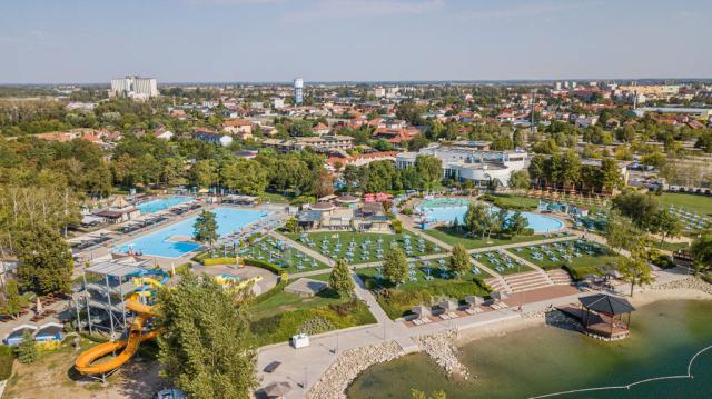 Termální koupaliště areál s bazény a přírodním jezerem, Dunajsk