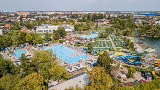 Termální koupaliště areál s bazény a přírodním jezerem, Dunajsk