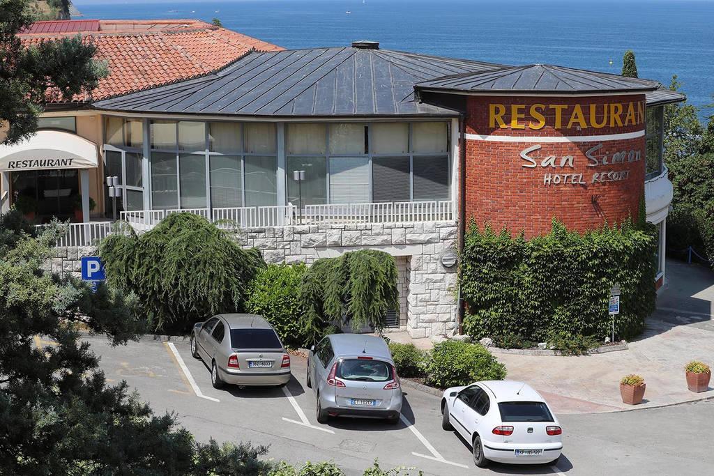 Centrální restaurace v resortu.