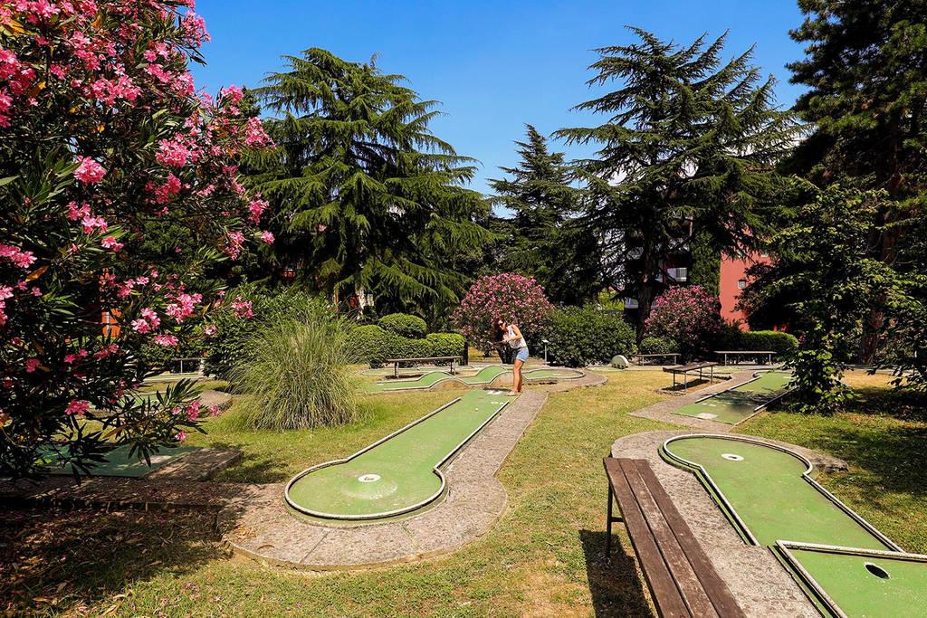 Minigolf v resortu.