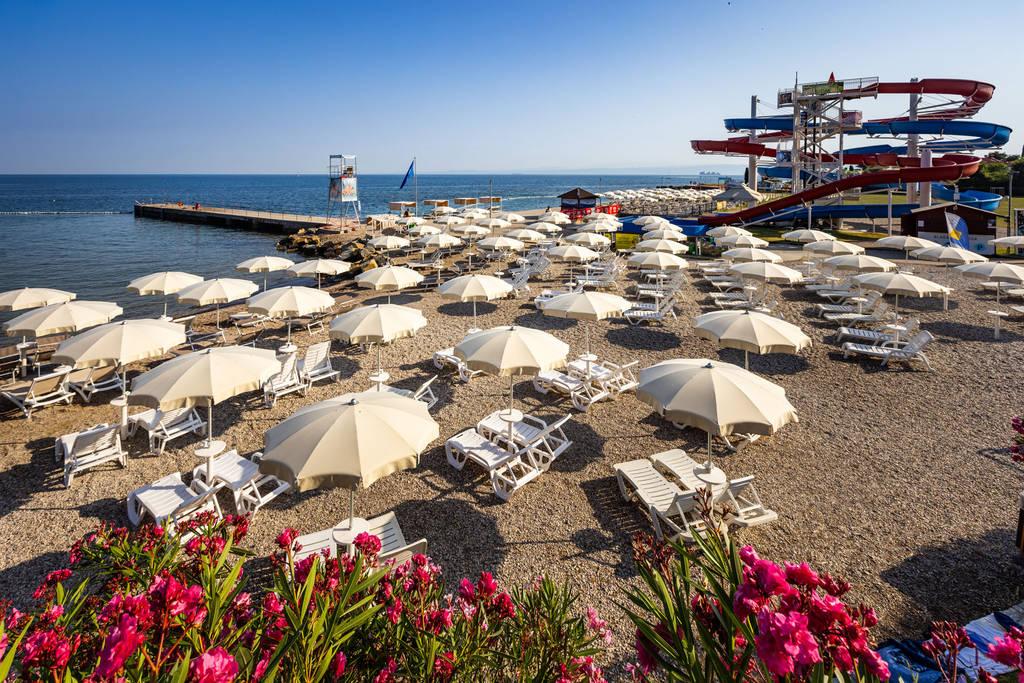 Pláž s tobogánem.