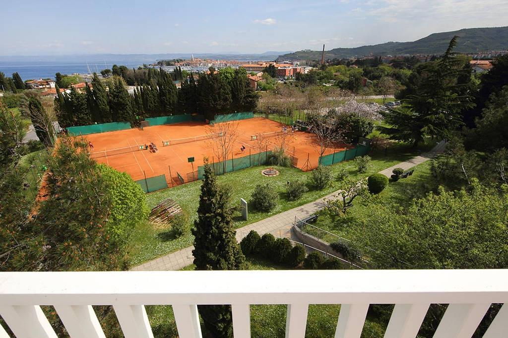 Tenisové kurty v resortu.