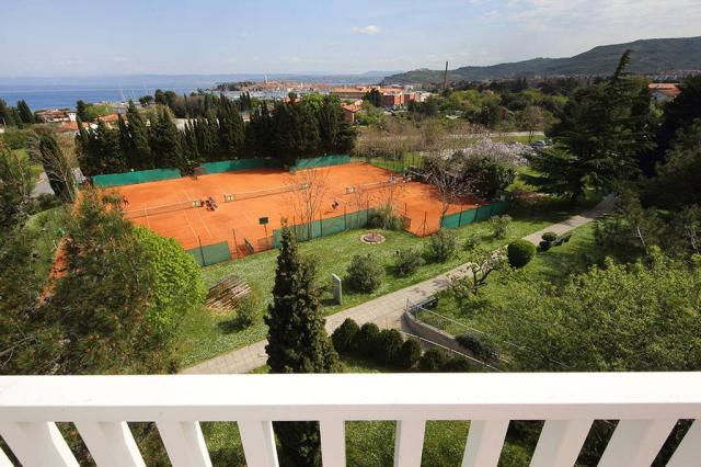 Tenisové kurty v resortu.