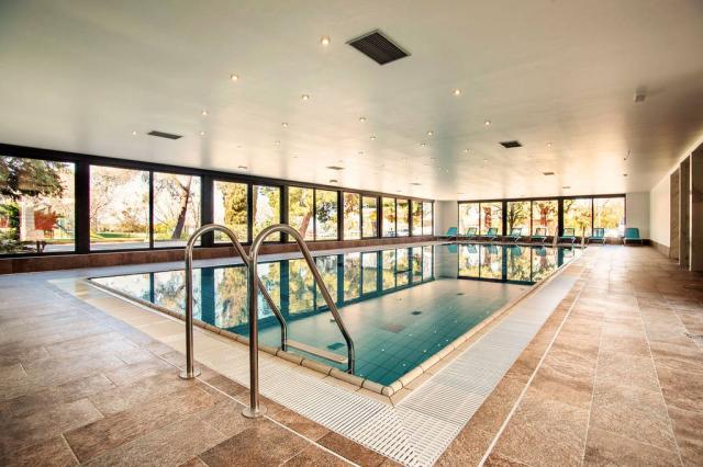 Krytý bazén v resortu.