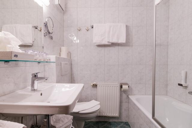 Badezimmer-Haupthaus-gross.jpg