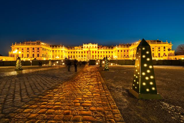 Vídeň vánoční trh před Schönbrunn.jpg