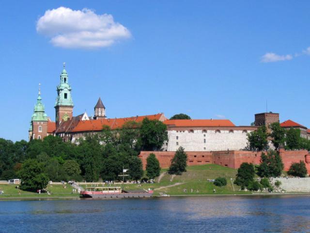 Krakow, Wawel od Wisly.jpg
