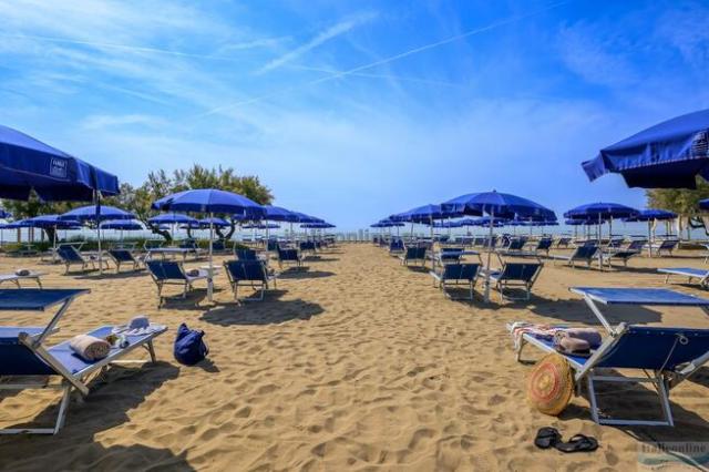 Pareus Beach Resort
