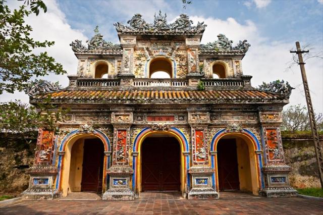 VIETNAM_05_ENTRANCE OF CITADEL.JPG