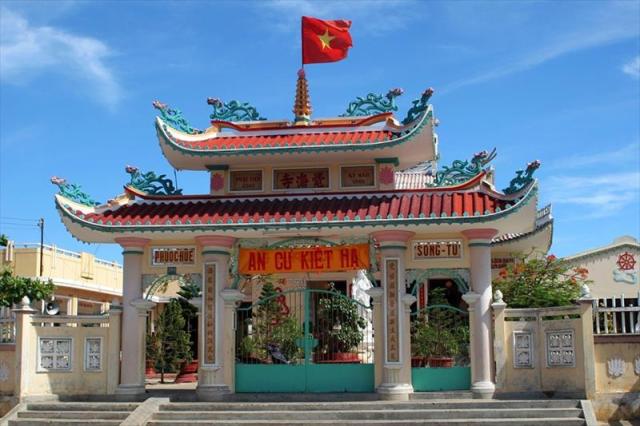 VIETNAM_04_PORTAL OF VIETNAMESE CHAPEL.JPG