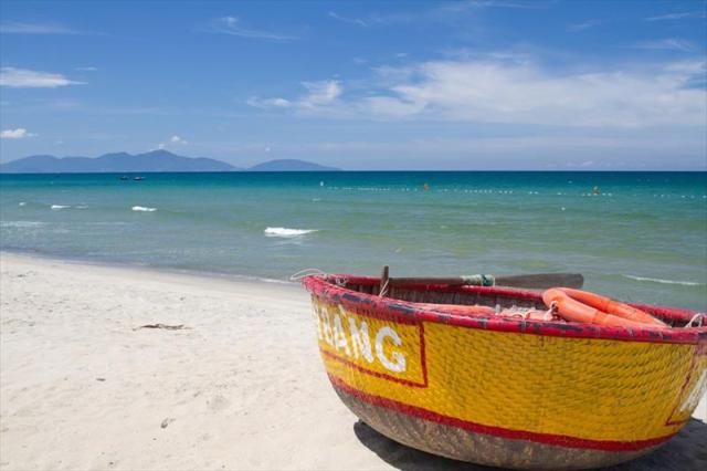 VIETNAM_19_TRADITIONAL VIETNAMESE BOAT.JPG