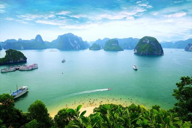 VIETNAM_24_TOURIST JUNKS IN HALONG BAY.JPG