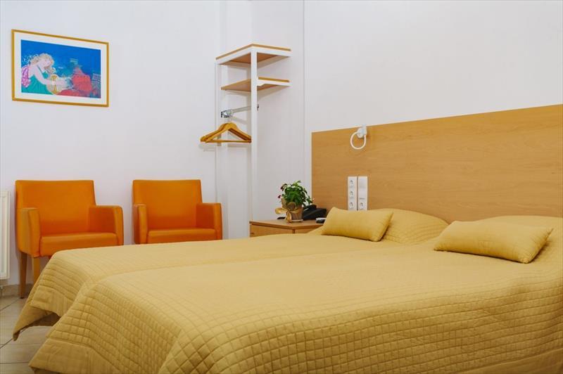 FAMILYROOM-2-ROOMS-SCALED.JPG