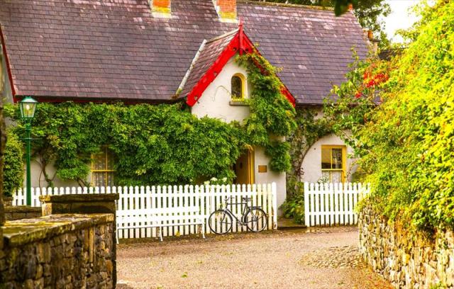 BUNRATTY FOLK COTTAGE.JPG