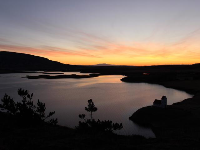 Jezero Thingvallavatn a Hekla v pozadí
