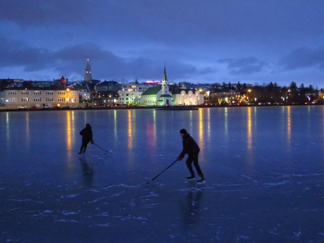 Reykjavík - zamrzlé jezero Tjörnin