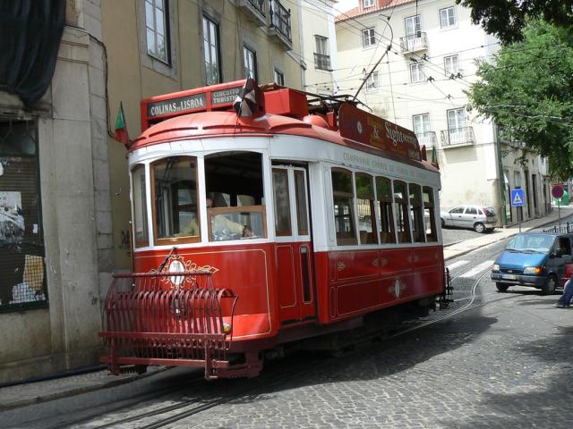 Lisabon - stará tramvaj ve čtvrti Alfama