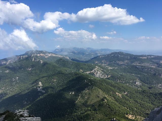 výhled z vrchlu Galatzó na pohoří Tramuntana