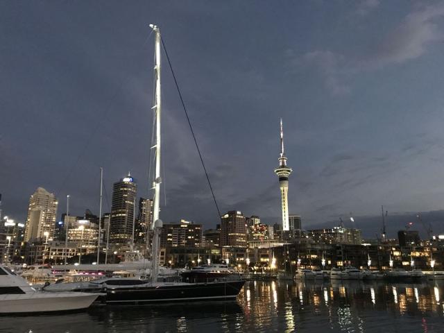 večerní Auckland