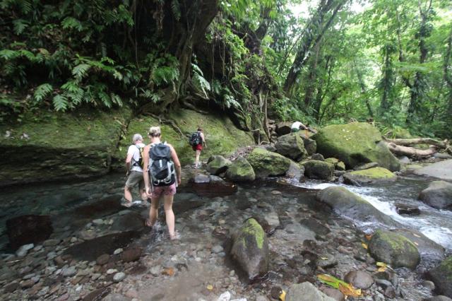 Dominika - brod při cestě k Sari Sari Falls