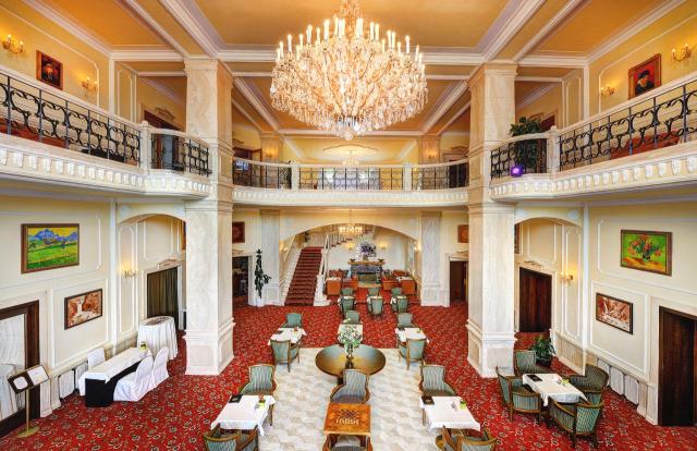 Lobby bar